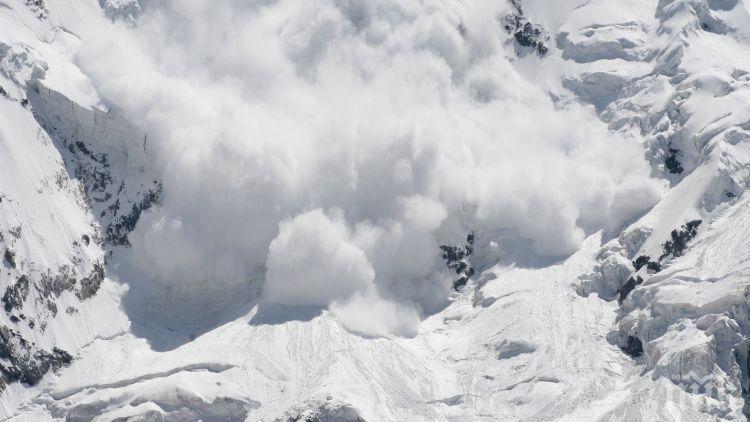 Алпинисти загинаха при падане на лед в Швейцарските Алпи
