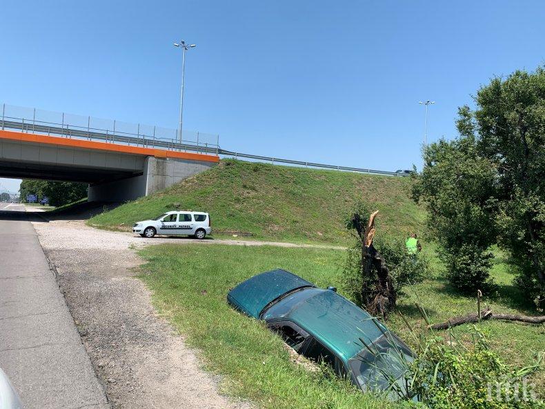 ИНЦИДЕНТ: Разсеян шофьор влетя в канавката на магистрала Тракия (СНИМКА)