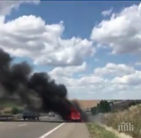 Кола пламна в движение на магистрала 