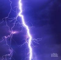 УНИКАЛНО ВИДЕО: Вижте как мълния удря яхта в Бостън