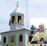 Вярващи на протест в Левски заради уволнен свещеник