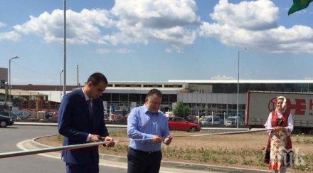 кръгово кръстовище обръща трафика морето