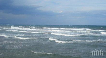 внезапна вълна погреба тийнейджър скок водата