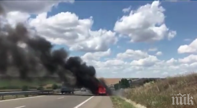 Кола пламна в движение на магистрала Тракия (СНИМКА) 