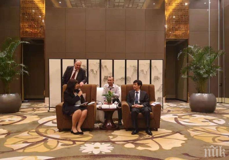 Областният управител Илиан Тодоров с почетен плакет за зам.-генералния секретар на правителството на провинция Джянси
