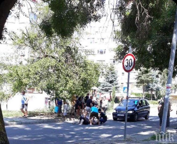 Кола помете две жени в Бургас, водачът оказал първа помощ на пострадалите (СНИМКА)