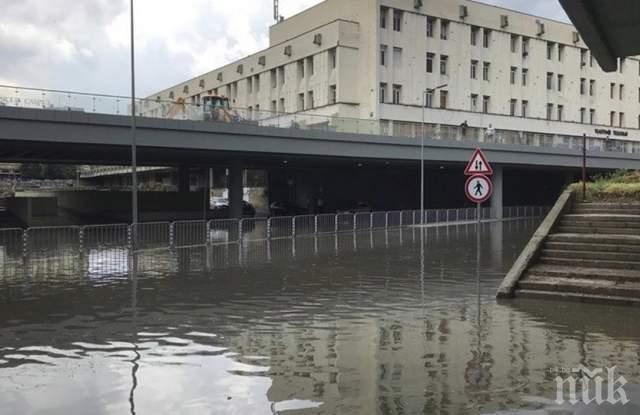 Помпи спасяват избите в Пловдив от наводняване