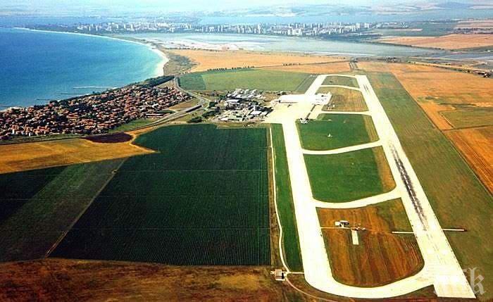 КАКВО СЕ СЛУЧВА? Трети самолет се бави да излети, стотици пътници изнервени