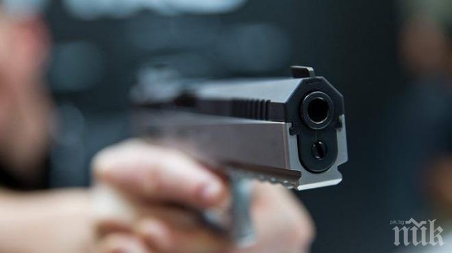 Задържаха мъж с бутафорен пистолет в плевенски магазин