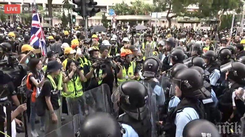 Полиция налетя на протестиращи в Хонконг (СНИМКИ)