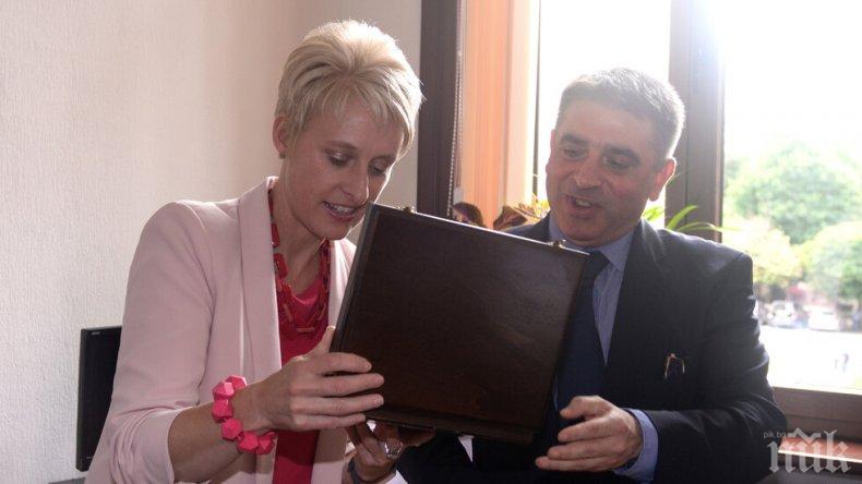 Данаил Кирилов се срещна с посланика на Великобритания Ема Хопкинс