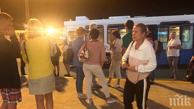 ПОРЕДЕН ГАФ С ТУРИСТИ: Руснаци взривиха нета - не могат да излетят от Бургас 