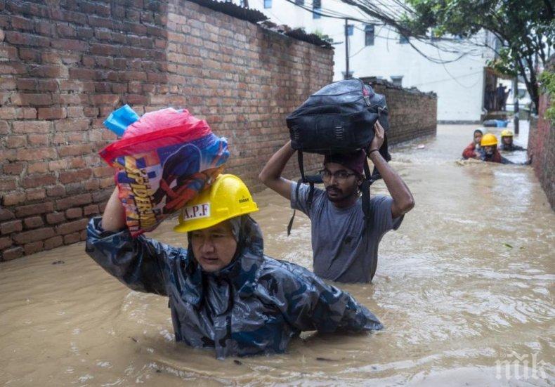 Расте броят на загиналите от наводненията в Непал (СНИМКИ)