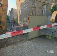 ИНЦИДЕНТ: Къща се срути в строителен изкоп в София (СНИМКИ)