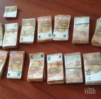 Митничари спипаха контрабандна валута за близо половин милион лева в раница на украинец на ГКПП Калотина
