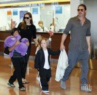 Анджелина Джоли остави децата си на Брад Пит, защото...
