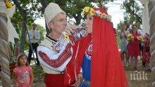 БЪЛГАРСКА СВАТБА: Нашенка и англичанин избраха село Хухла пред Албиона за венчавката си (СНИМКИ)
