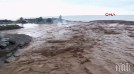 издирват души наводненията турция