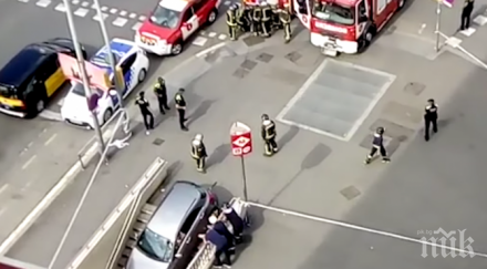 шофьорка влетя колата метрото барселона снимка