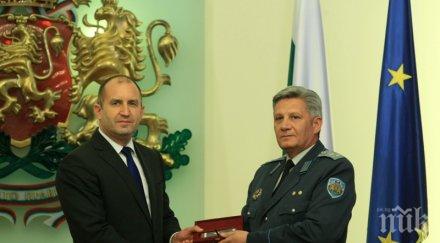 извънредно шефът военното разузнаване хвърли оставка