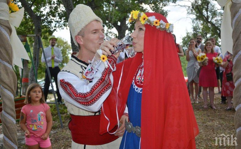 БЪЛГАРСКА СВАТБА: Нашенка и англичанин избраха село Хухла пред Албиона за венчавката си (СНИМКИ)
