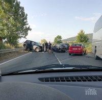 ПЪРВО В ПИК: Катастрофа блокира пътя за Обзор! Ударили са се джип и лек автомобил (ОБНОВЕНА)