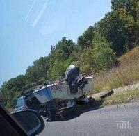 ТАПА И НЕРВИ: Джип с лодка запуши главния път от Южното Черноморие за Бургас (СНИМКА)