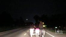 Момчета бутаха кола 9 км, за да помогнат на закъсала жена