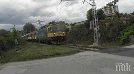 безумен ремонт прелез автомобилите засядат релсите