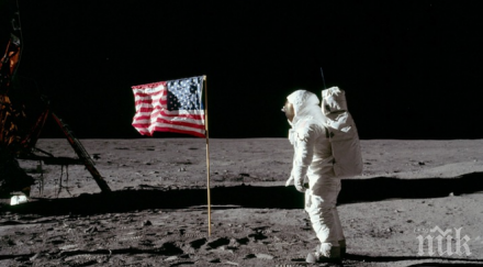 навършват години първото стъпване човек луната