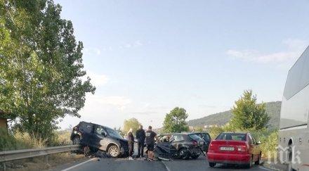 първо пик катастрофа блокира пътя обзор ударили джип лек автомобил обновена