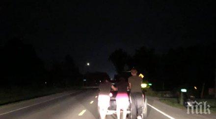 момчета бутаха кола помогнат закъсала жена