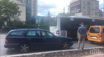 ПЪРВО В ПИК: Шофьор натресе такси на Централна гара (ВИДЕО)