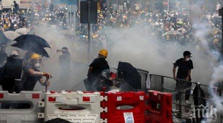насилие сълзотворен газ гумени куршуми демонстранти хонконг