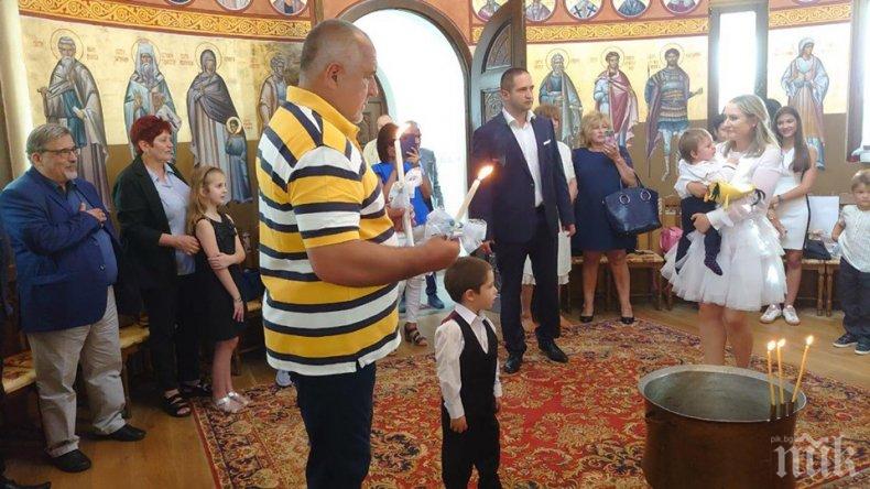 ПЪРВО В ПИК: Премиерът Борисов кръсти внучетата (СНИМКИ)