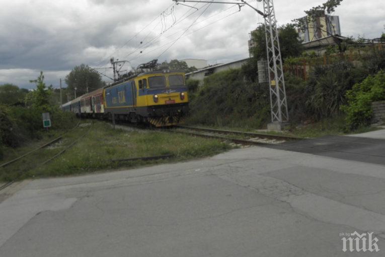 Безумен ремонт на жп прелез! Автомобилите засядат върху релсите