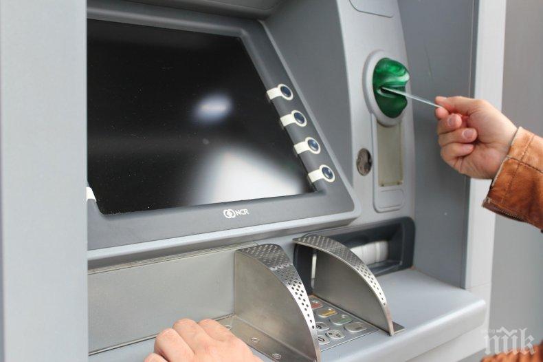 Банките в Гърция вдигат драстично таксите за теглене от банкомати