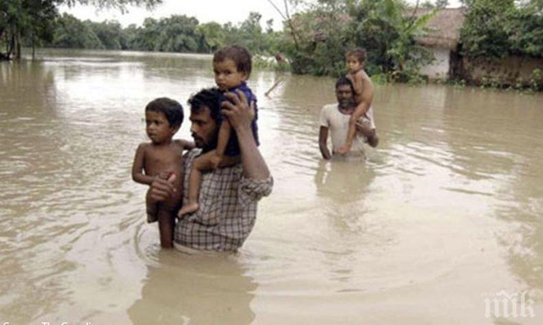 Жертвите на наводненията в Индия продължават да растат