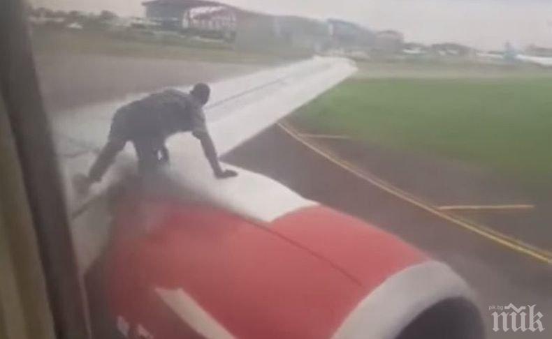 Луд: Нигериец се покатери върху излитащ самолет