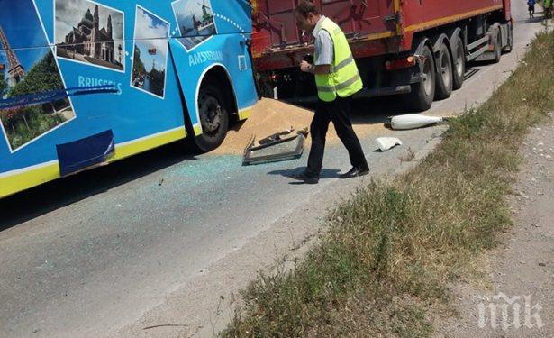 ИЗВЪНРЕДНО: Автобус с 50 деца се заби в камион край Търговище