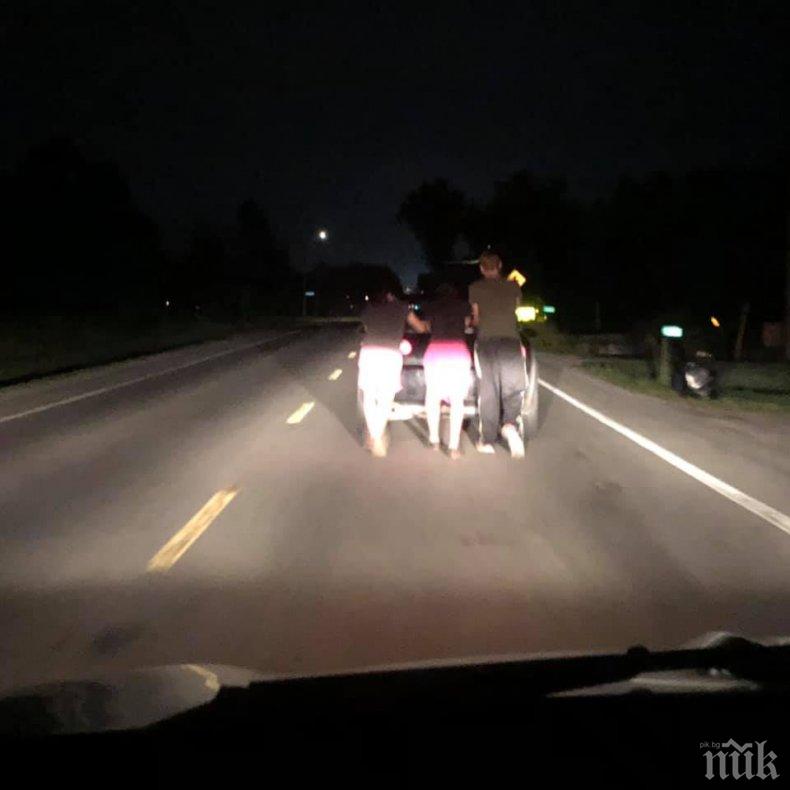 Момчета бутаха кола 9 км, за да помогнат на закъсала жена