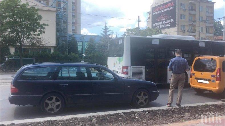 ПЪРВО В ПИК: Шофьор натресе такси на Централна гара (ВИДЕО)