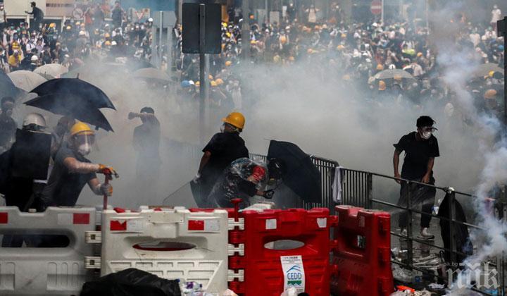 НАСИЛИЕ: Сълзотворен газ и гумени куршуми срещу демонстранти в Хонконг