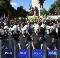 Турция разпръсква мигранти със сълзотворен газ, има арестувани