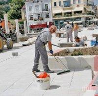 Заравят капсула на времето под площада в Пловдив (СНИМКИ)