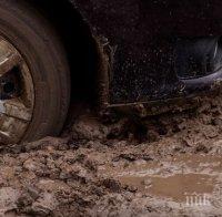 Кално свлачище затрупа Е-79 в Кресненското дефиле (СНИМКИ)