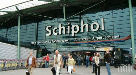 технически проблем остави стотици пътници блокирани летище амстердам
