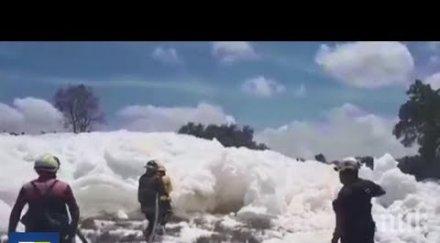 нелепо мъж загина докато прави селфи замърсен поток сапунена пяна видео