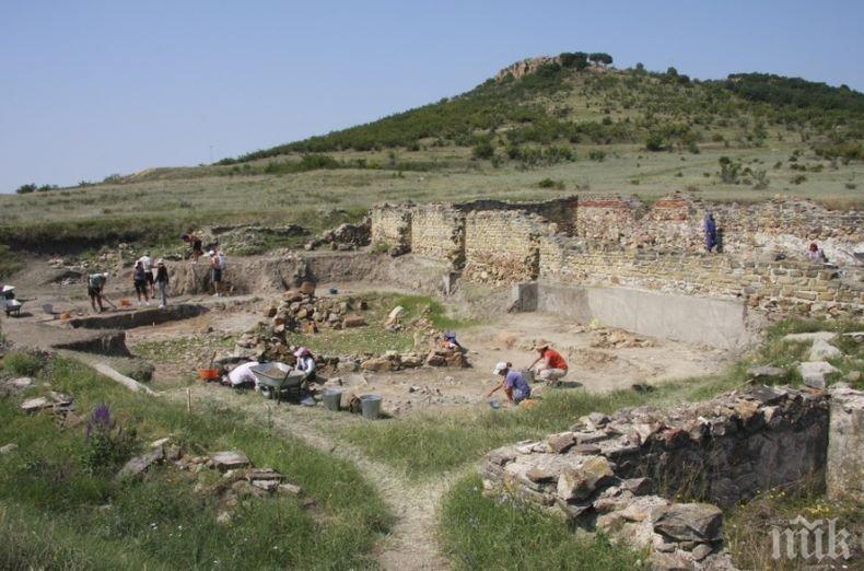 Български и полски археолози проучват надгробна могила край Ямбол