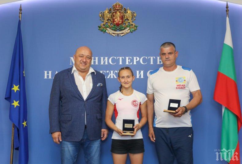 Министър Кралев награди Светла Згурова за спечелената титла от Световното първенство по модерен петобой